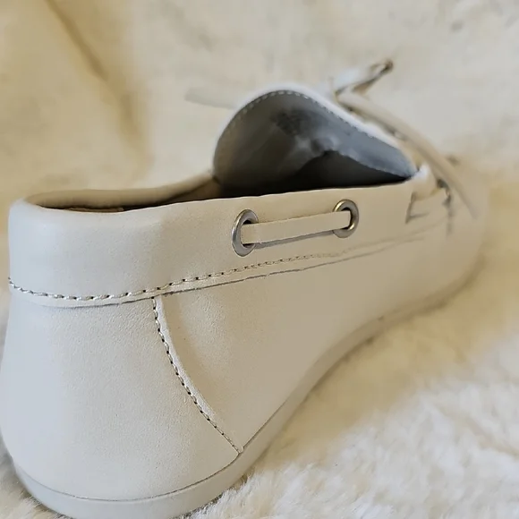 NWT! Tommy Bahama Women's Cream Moccasins - Picture 16 of 16